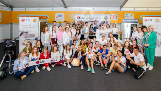 LG전자는 지난 6월 말부터 이달 12일까지 러시아 블라디미르에서 진행되고 있는 '테라 샤인치아 2018'을 공식 후원하고 있다고 8일 밝혔다. 테라 샤인치아 2018 참가자들이 행사 중 기념촬영을 하고 있다.  LG전자 제공